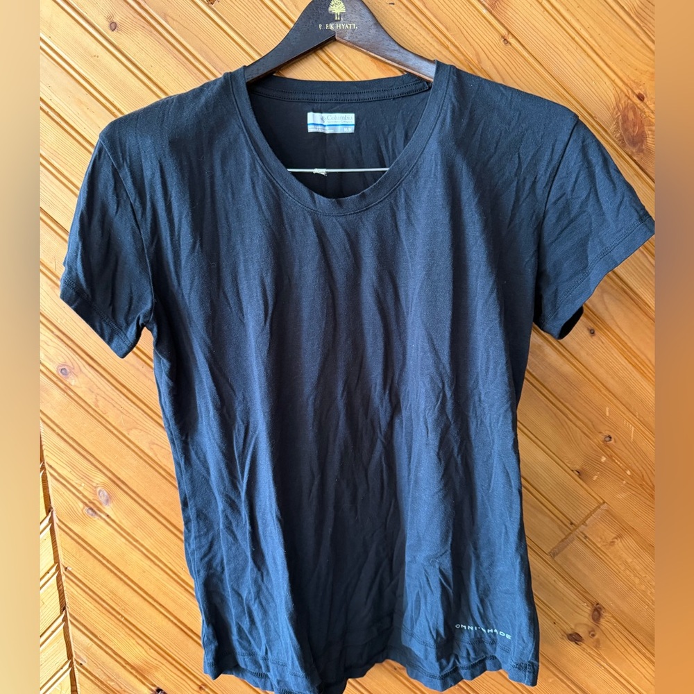 Black COLUMBIA v neck tee womans medium